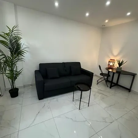 Studio Aux Portes De Apartment *